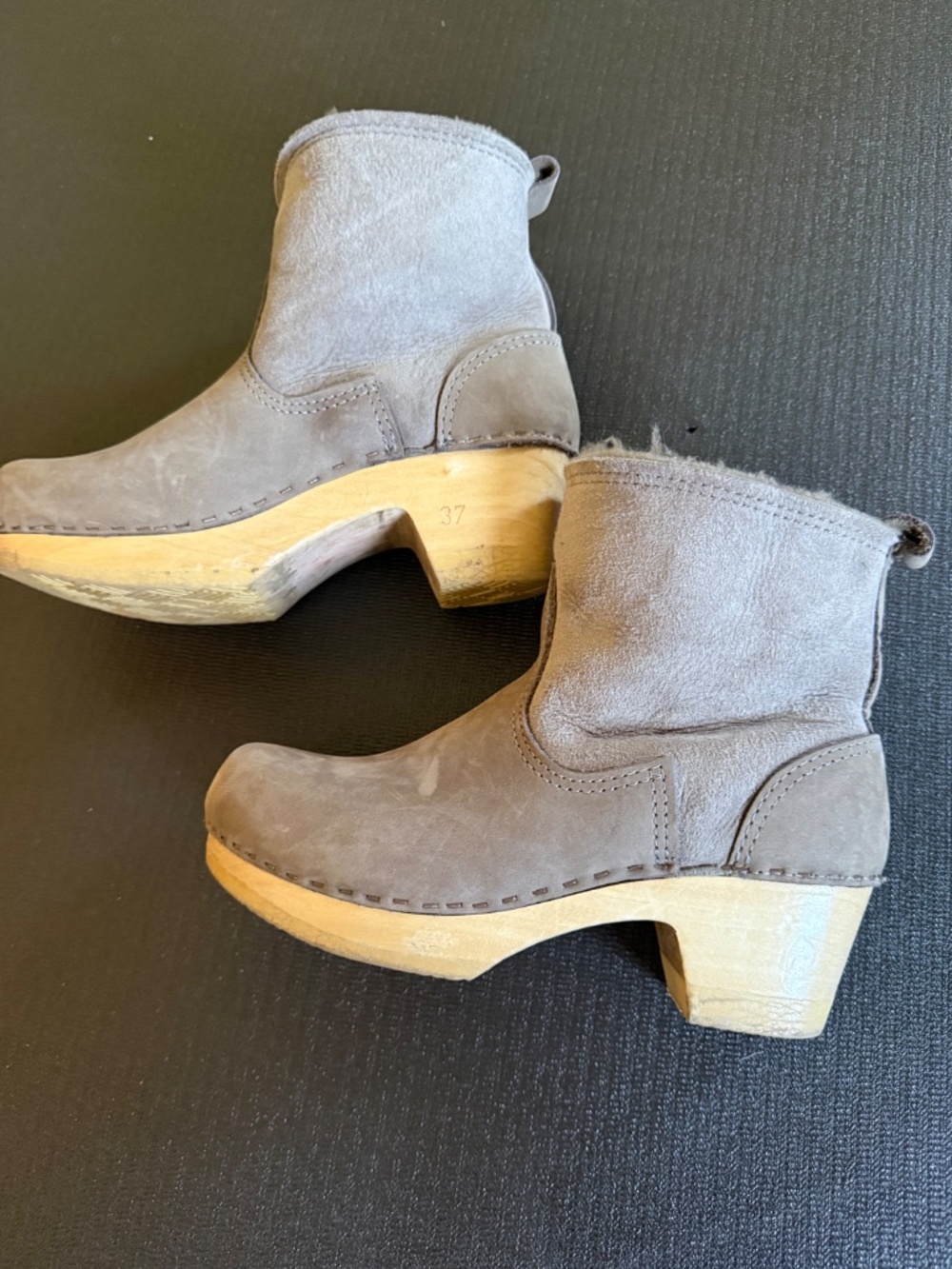No. 6 shearling clogs (Size 36)